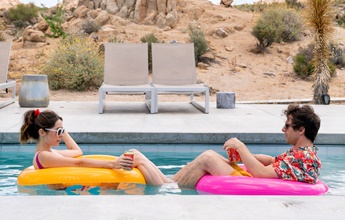 Andy Samberg estrela Palm Springs, nova comédia romântica da Hulu